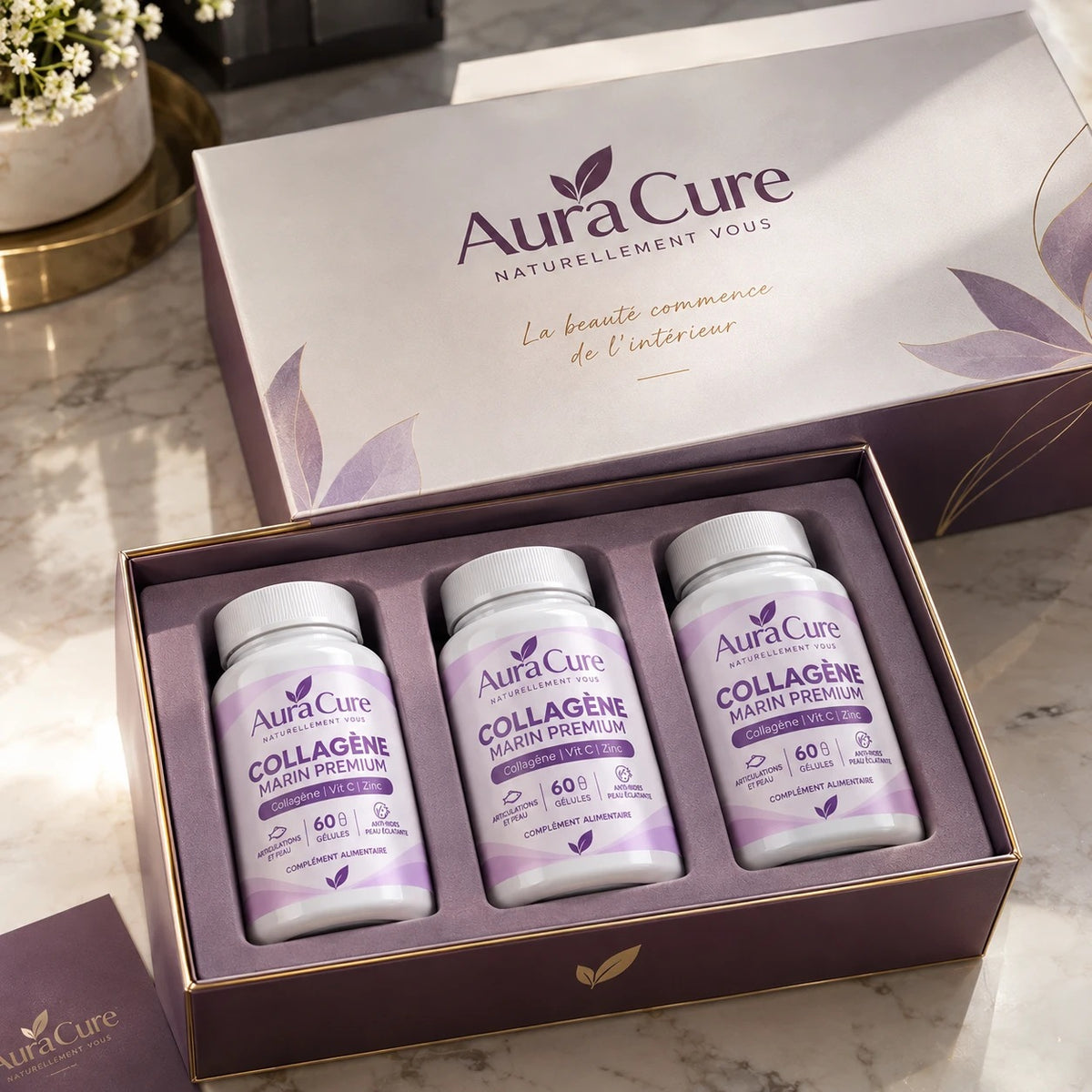 Coffret Aura Cure ouvert avec 3 boîtes de Collagène Marin Premium, 60 gélules chacune